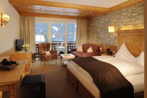 佩特诺伊阿尔贝格格瑞德伦酒店的酒店客房设有床和客厅。