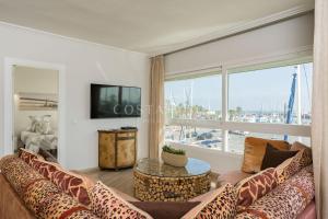 贝纳尔马德纳Benalmadena Costa Sol Holiday Rentals的带沙发和大窗户的客厅