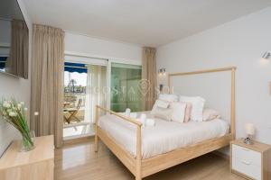 贝纳尔马德纳Benalmadena Costa Sol Holiday Rentals的一间卧室设有一张床和一个大窗户