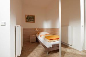 诺德奈Ferienhaus Mien Huske的一间小卧室,配有一张床和镜子