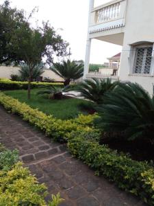 BafoussamMANOIR DES PRINCESSES BAFOUSSAM的房屋前的砖路