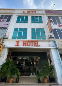 吉隆坡塔曼诺特1酒店的带有读取酒店标志的酒店