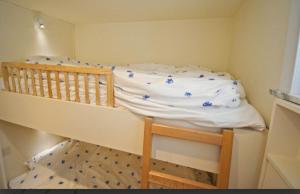 克诺克－海斯特bel appartement à 100m de la plage的小客房内的双层床