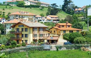 柯米拉斯索兰纳蒙塔涅萨乡村旅馆的山丘上一群有标志的房屋
