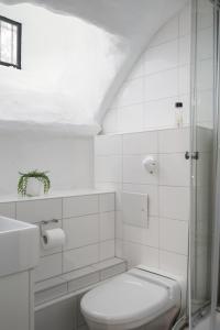 斯德哥尔摩思科普斯布隆酒店的白色的浴室设有卫生间和淋浴。