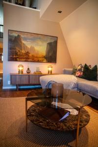 卑尔根Luxury apartment in Bergen's Gastronomic district的客房设有床、沙发和桌子。