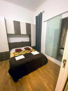 巴塞罗那SANT ANTONI HOSTAL, Sustainable Tourism的一间卧室配有一张床,上面有两条毛巾