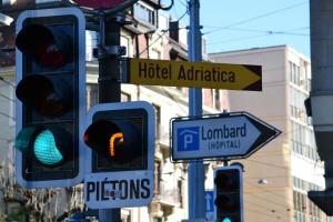 日内瓦亚德里亚提卡酒店的城市里的交通灯和街道标志