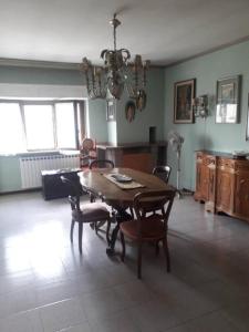 阿韦扎诺Residence Claudia的客厅配有木桌和椅子