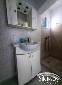 锡基诺斯岛Alopronoia Sunrise的浴室配有白色水槽和淋浴。
