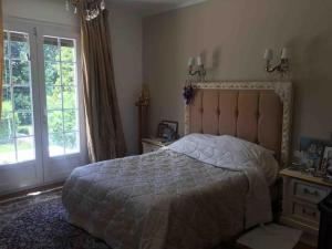图克Villa Bonaparte的一间卧室设有一张大床和一个窗户。