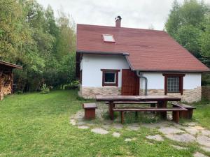 Český JiřetínHygge chaloupka v horách的前面有一张野餐桌的房子