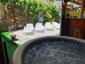 奥尔绍瓦Vila Arjana的一个带椅子和桌子的大型热水浴池