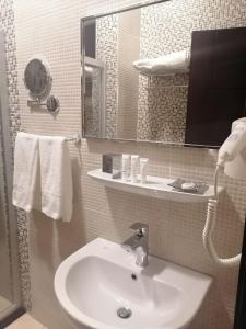 亚喀巴Al-Ahlam Hotel Apartments的浴室设有白色水槽和镜子