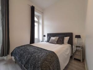卢森堡EXECUTIVE DOUBLE ROOM WITH EN-SUITE IN GUEST HOUSE CITY CENTRE r4的一间卧室设有一张大床和一个窗户。
