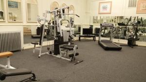 纽瓦克里维埃拉酒店的一间健身房,里面配有几台跑步机