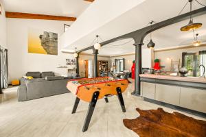 萨戈内Casa Nova Maison d'hôtes的客厅中间设有乒乓球桌
