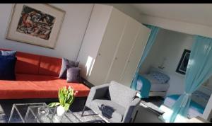 阿斯科纳Sollevante Ascona的客厅配有沙发和桌子