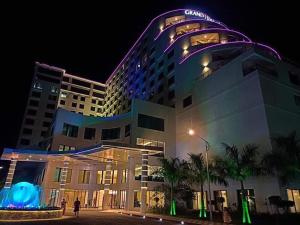 巴纳内拉斯Grand Sylhet Hotel & Resort的一座大建筑,晚上有灯