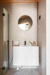 波里Bucco Suites的浴室设有白色水槽和镜子