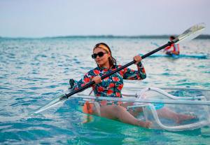 巴卡拉尔Las Fridas的水中划皮艇的女人
