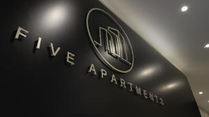 布莱克浦Five Apartments的汽车经销商标志的贴近