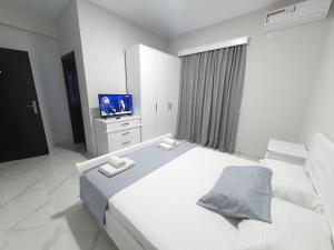 卡萨米尔IL MIO的白色卧室设有一张大床和电视。
