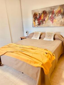 Villa HipódromoCOMPLEJO ZAPALA的一间卧室配有两张带黄床单的床