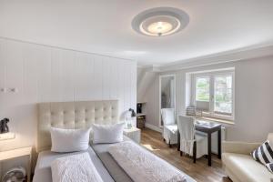 斯图林根施瓦恩宾馆的一间卧室配有一张床、一张桌子和一张沙发