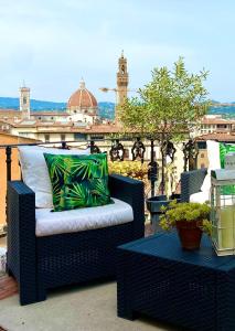 佛罗伦萨The View Of Sangiorgio的阳台上配有带枕头的黑色柳条椅