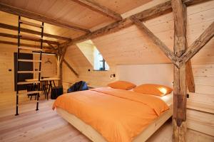 索尔察瓦NATUR BAJTA的卧室配有一张床铺,位于带木墙的房间内