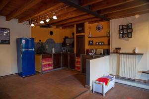 米兰大阿尔扎亚卡萨多尔斯公寓的一间厨房,里面配有蓝色冰箱