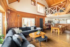 水上町Mominoki Lodgeモミの木ロッジ的客厅配有沙发和桌子