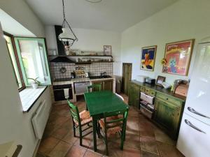 多博沃Serena的厨房配有桌子和绿桌