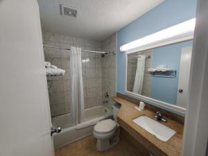 Coastal Inn & Suites的一间浴室