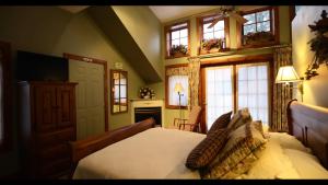 滨湖尼亚加拉威皮尼旅馆的卧室配有一张床、壁炉和窗户。