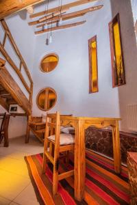 圣佩德罗·德·阿塔卡马Hotel Parina Atacama的配有木桌和椅子的房间