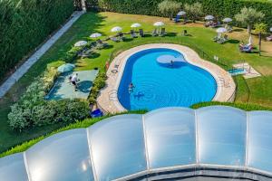 拉瓜迪亚Hotel Silken Villa de Laguardia的享有度假村游泳池的顶部景致