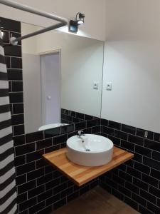 卡米尼亚Casa do Coura的浴室设有白色水槽和镜子