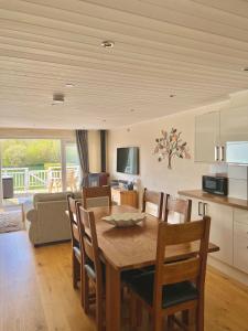 南塞尔尼Grange Lodge的厨房以及带木桌和椅子的用餐室。
