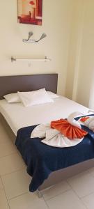 佩科霍里Hotel Tassos-Despina的一张白色的床,上面有蓝色的毯子