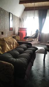 扎布利亚克Moj raj的客厅设有一张大沙发,配有大窗户
