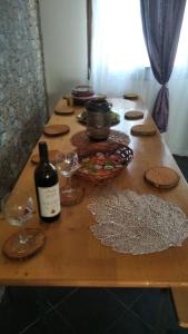 扎布利亚克Moj raj的一张带葡萄酒瓶和玻璃杯的木桌