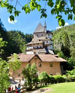 布雷斯Agritur LA FENICE的山顶上的城堡,前面有人站着