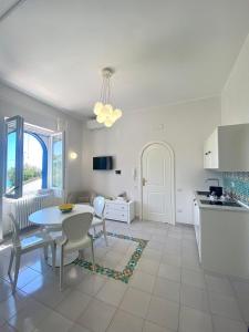 维耶特里Residence Villa Giordano的厨房以及带桌椅的用餐室。