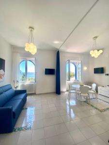 维耶特里Residence Villa Giordano的客厅配有蓝色的沙发和桌子