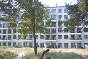 宾茨Apartment mit Meeresblick的公寓大楼前面有一棵树
