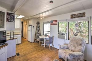 Cozy Lake Havasu City Home with Dock and Beach Access!的休息区