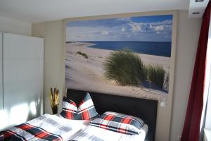 宾茨Apartment mit Meeresblick的卧室配有海滩绘画