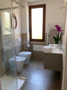多尔切阿夸La Tillanzia的浴室配有卫生间、盥洗盆和淋浴。